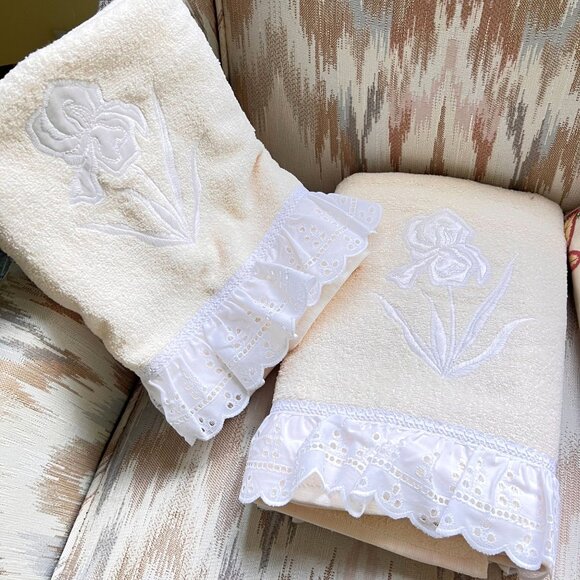 RA Briggs Other - Vtg RA Briggs Embroidered Pastel Yellow Bath Towels Set of 2 Eyelet Trim USA